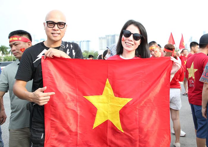 Các CĐV mang theo cờ tổ quốc.