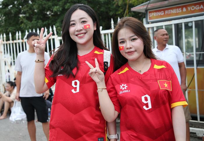 Hai nữ CĐV Tuyết Nhi và Ngọc Phương mặc áo đội tuyển, sẵn sàng cháy hết mình tiếp sức thầy trò HLV Kim Sang Sik.