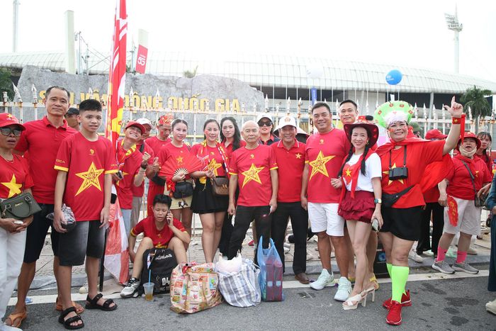 Rất nhiều CĐV di chuyển hàng trăm km tới Hà Nội để cổ vũ tuyển Việt Nam.