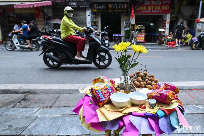 Đốt vàng mã tiềm ẩn nguy cơ cháy nổ. Ảnh: Thạch Thảo