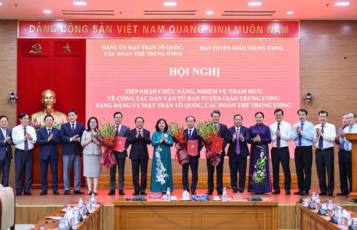 Bí thư Đảng ủy MTTQ, các đoàn thể Trung ương, Chủ tịch Ủy ban Trung ương MTTQ Việt Nam Bùi Thị Minh Hoài và Trưởng Ban Tuyên giáo Trung ương Trịnh Văn Quyết trao quyết định cho các ông: Phạm Tất Thắng, Nguyễn Quang Đức, Triệu Tài Vinh. Ảnh: T.H