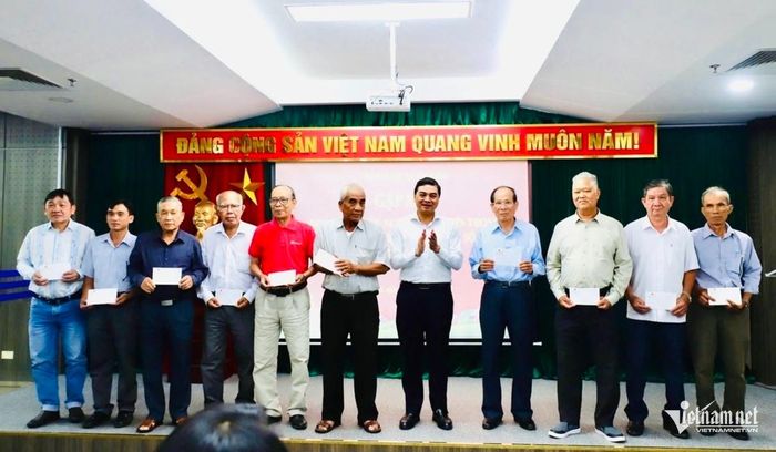 Thứ trưởng Nguyễn Hoài Anh trao quà cho các đại biểu là Người có uy tín