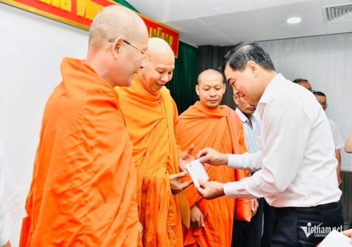 Thứ trưởng Nguyễn Hoài Anh trao quà cho các đại biểu là Người có uy tín