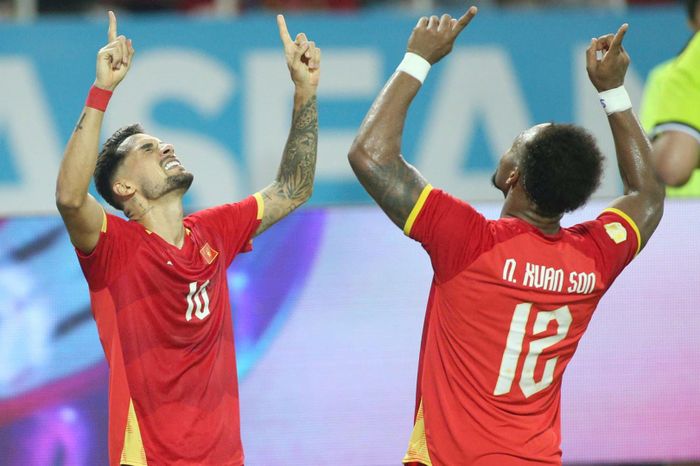 Khoảnh khắc Hoàng Hên gián tiếp mang lại bàn gỡ 1-1 và màn ăn mừng với Xuân Son