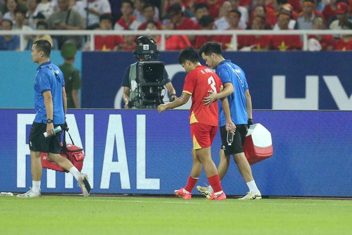 Văn Vĩ rời sân chỉ sau 10 phút