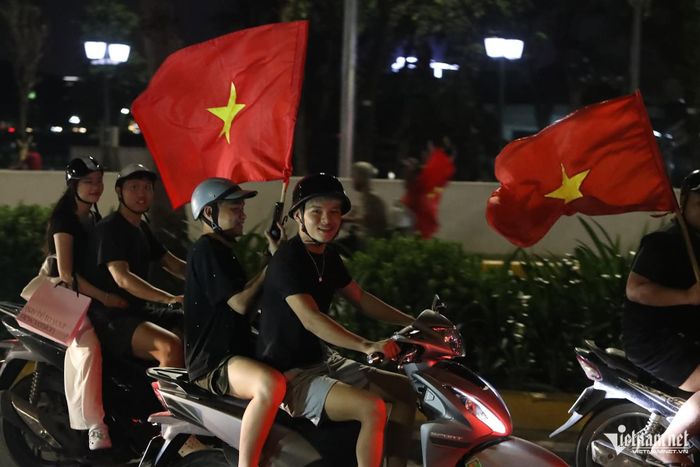 Nhiều người mang theo lá cờ đỏ sao vàng để bày tỏ niềm tự hào Tổ quốc.