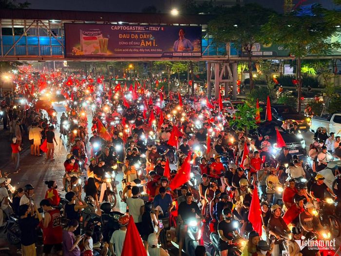 Trái với tâm trạng khi tắc đường hằng ngày, mọi người ai nấy đều hồ hởi vui mừng dù di chuyển rất chậm.