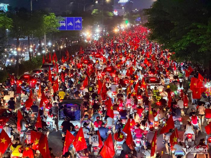 Cả tuyến đường được nhuộm màu cờ đỏ sao vàng.
