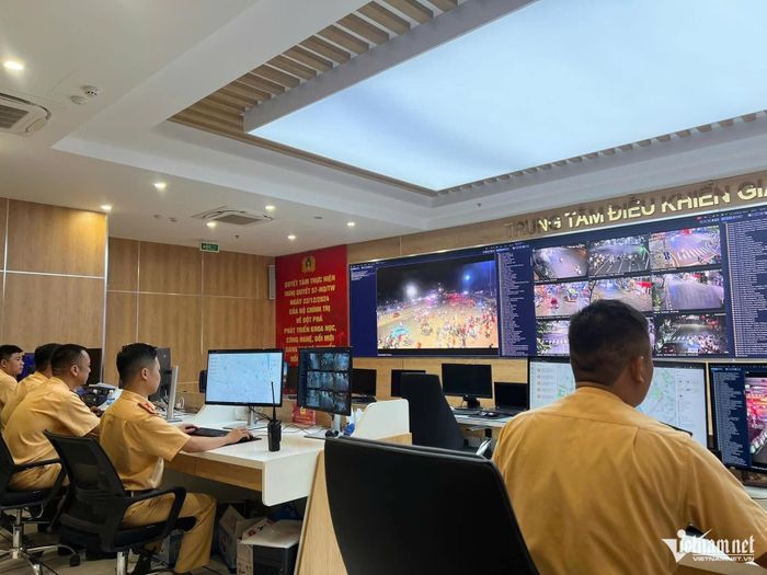 Phòng CSGT Công an TP Hà Nội huy động 100% quân số thuộc Đội Chỉ huy giao thông và Điều khiển đèn tín hiệu giao thông để quan sát, điều tiết giao thông qua hệ thống camera AI.