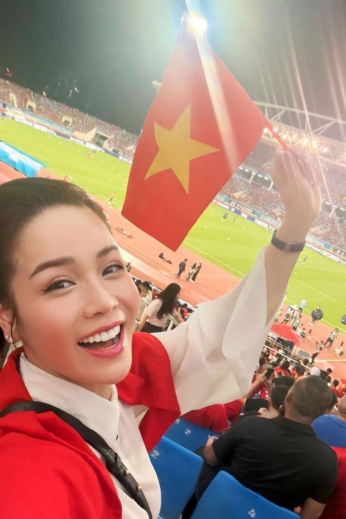 Hoa hậu Ngọc Hân, MC Ngô Mai Phương, Nhật Kim Anh, Hòa Minzy có mặt ở sân Mỹ Đình cổ vũ tuyển Việt Nam.