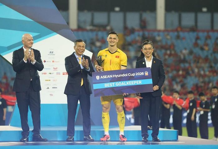 Patrik Lê Giang nhận danh hiệu Thủ môn hay nhất giải. Ảnh: S.N