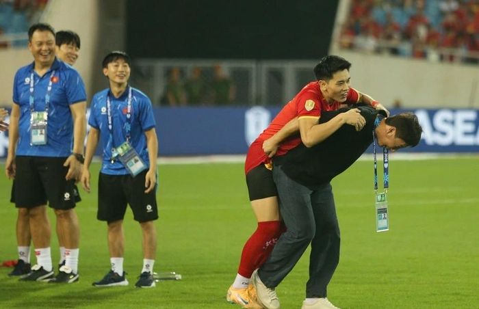 HLV Kim Sang Sik cõng Đình Bắc đi ít bước khi học trò được xướng tên...