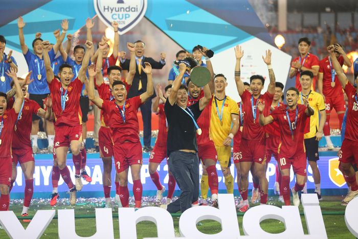 HLV Kim Sang Sik giúp bóng đá thành công. Ảnh: S.N