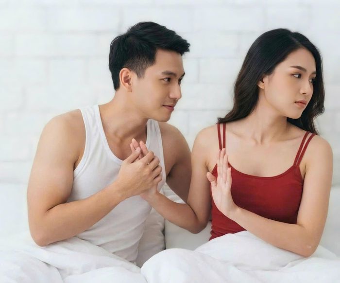 Cảm giác bị lạnh nhạt rất dễ đẩy một trong hai người vào suy nghĩ tiêu cực. (Ảnh minh họa AI)