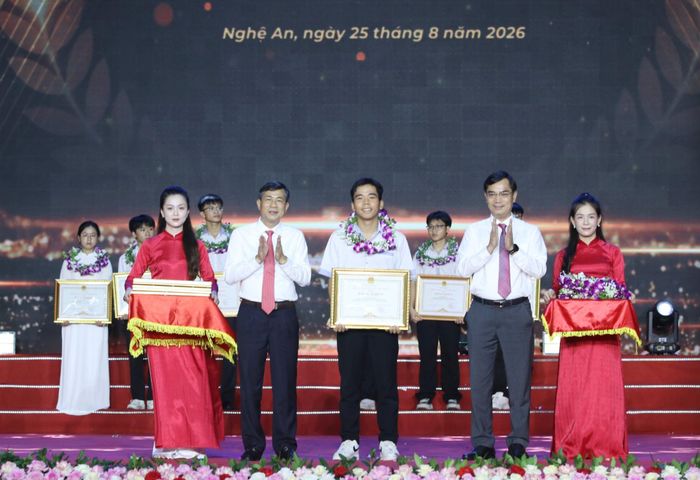 Tôn vinh học sinh đạt điểm cao trong Kỳ thi tốt nghiệp THPT năm 2026