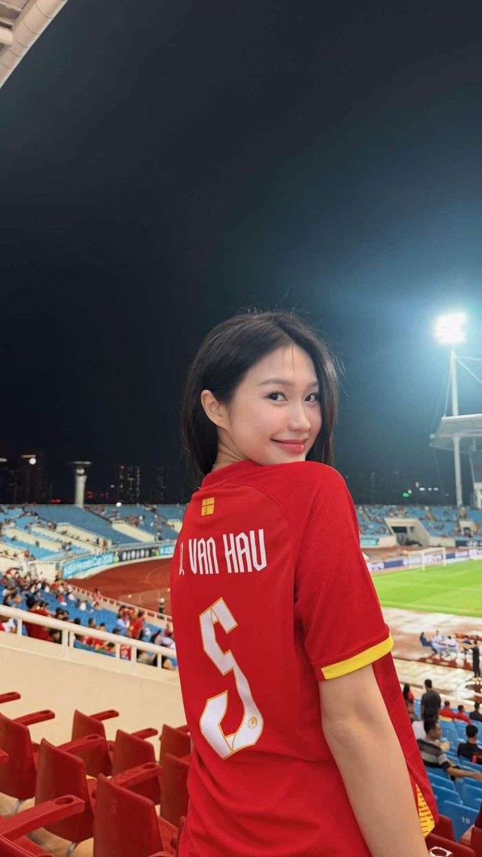Doãn Hải My mặc áo in tên chồng.