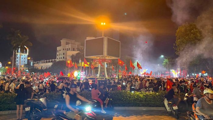 Không khí trên một tuyến phố ở phường Thái Bình, tỉnh Hưng Yên trở nên sôi động với tiếng hò reo và tiếng còi xe kéo dài đến khuya.
