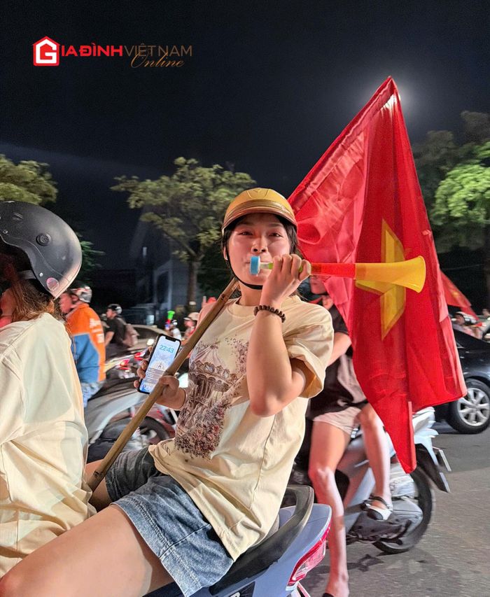 Các cổ động viên toả ra các tuyến đường trung tâm mang theo nhiều đạo cụ độc đáo để ăn mừng chiến thắng của thầy và trò HLV Kim Sang-sik.