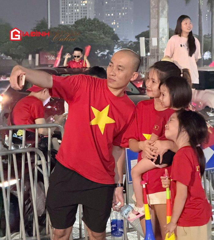 Cả nhà cùng nhau chụp ảnh lưu lại khoảnh khắc tuyệt vời