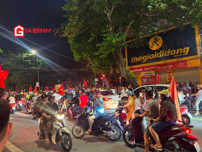 Người dân Ninh Bình đổ xuống đường ăn mừng chiến thắng