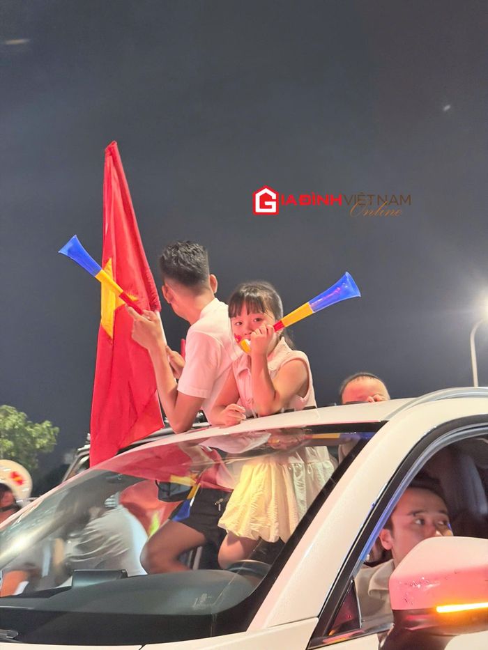 Các em nhỏ hoà vào niềm vui chiến thắng