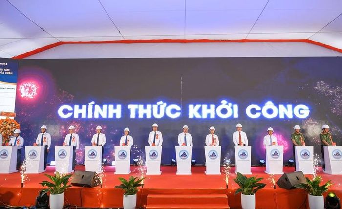 Các đại biểu bấm nút thực hiện nghi thức khởi công.