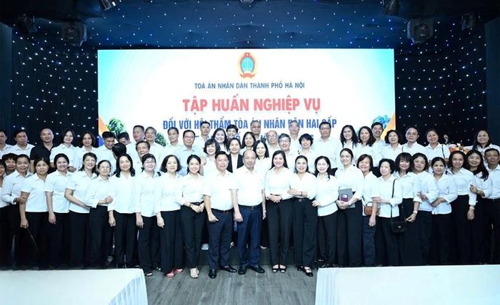   Các Thẩm phán và Hội thẩm nhân dân tại hội nghị tập huấn.