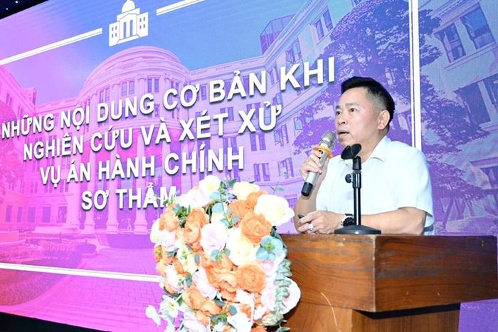  Thẩm phán Nguyễn Hồng Lam, Chánh tòa Tòa Hành chính TAND TP Hà Nội, trao đổi, hướng dẫn các Hội thẩm những kỹ năng cơ bản trong nghiên cứu, xét xử vụ án hành chính sơ thẩm.