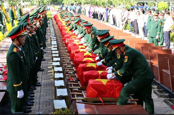  Đội nghi lễ thực hiện nghi thức an táng hài cốt liệt sĩ tại Nghĩa trang liệt sĩ TP Cần Thơ.