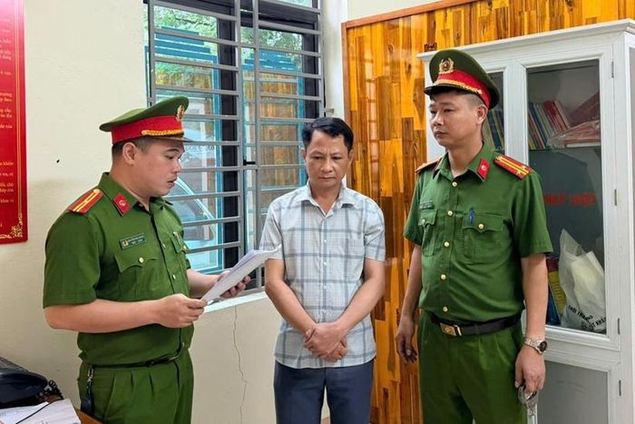Cơ quan CSĐT Công an tỉnh Phú Thọ tống đạt quyết định khởi tố bị can Sái Văn Thường. Ảnh: CAPT