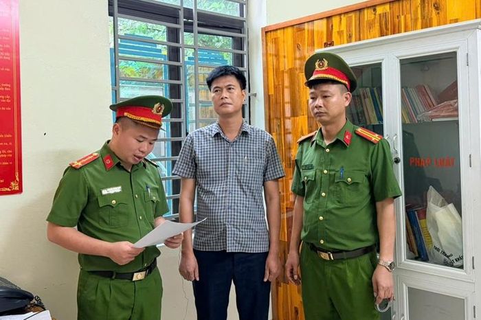 Cơ quan CSĐT Công an tỉnh Phú Thọ tống đạt quyết định khởi tố bị can Trần Văn Trò. Ảnh: CAPT