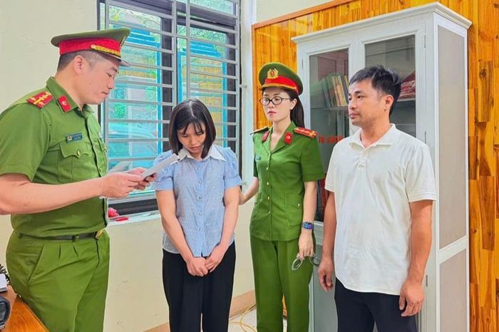 Cơ quan CSĐT Công an tỉnh Phú Thọ tống đạt quyết định khởi tố bị can Đỗ Thị Hiền. Ảnh: CAPT