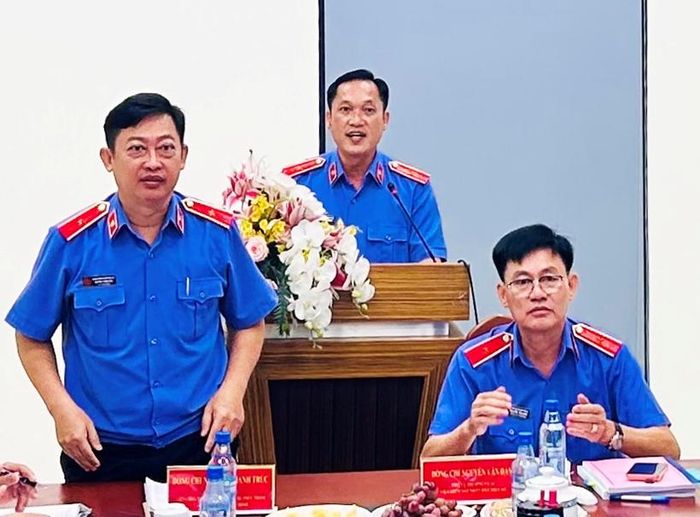  Đông chí Nguyễn Văn Đảm Phó vụ trưởng Vụ 10 (đang ngồi) cùng đồng chí Nguyễn Thanh Trúc - Phó Viện trưởng Viện Phúc thẩm 3 dự hội nghị trực tuyến.