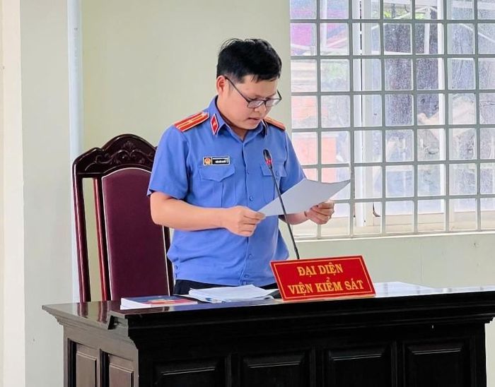  Kiểm sát viên công bố Cáo trạng.