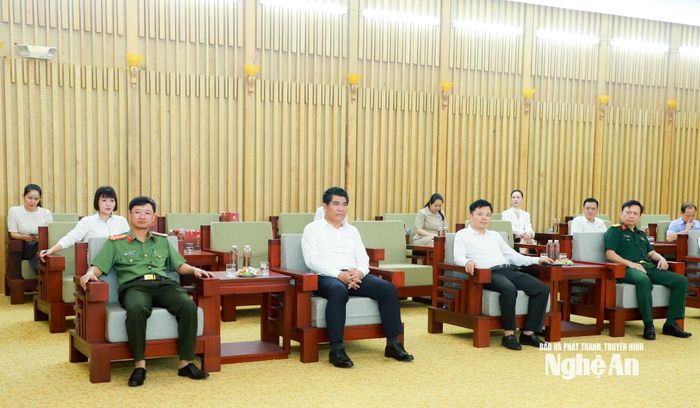 Các đồng chí lãnh đạo các sở, ngành dự cuộc tiếp Đoàn Tòa Giám mục Giáo phận Vinh. Ảnh: Thành Duy