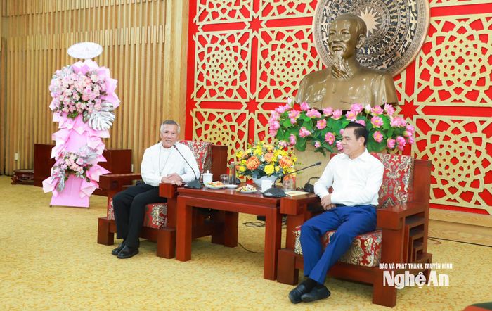 Giám mục Anphong Nguyễn Hữu Long - Giám mục Chính tòa Giáo phận Vinh phát biểu chúc mừng. Ảnh: Thành Duy