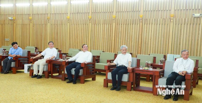 Các Giám mục, linh mục cùng tham gia đoàn. Ảnh: Phạm Bằng