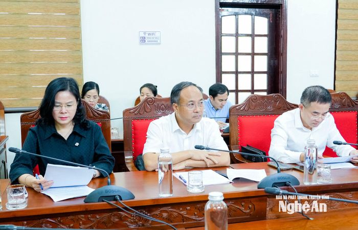 Lãnh đạo các sở, ngành dự phiên họp. Ảnh: Phạm Bằng