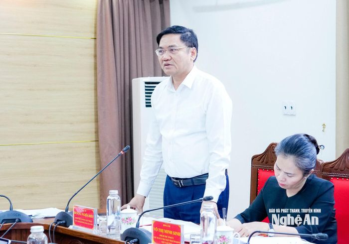 Phó Bí thư Thường trực Tỉnh ủy, Chủ tịch HĐND tỉnh Hoàng Nghĩa Hiếu phát biểu tại phiên họp. Ảnh: Phạm Bằng