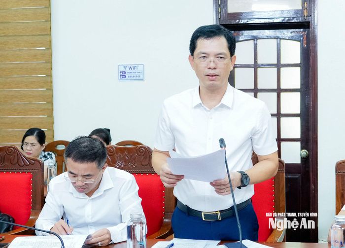 Giám đốc Sở Tài chính Trịnh Thanh Hải báo cáo tại phiên họp. Ảnh: Phạm Bằng