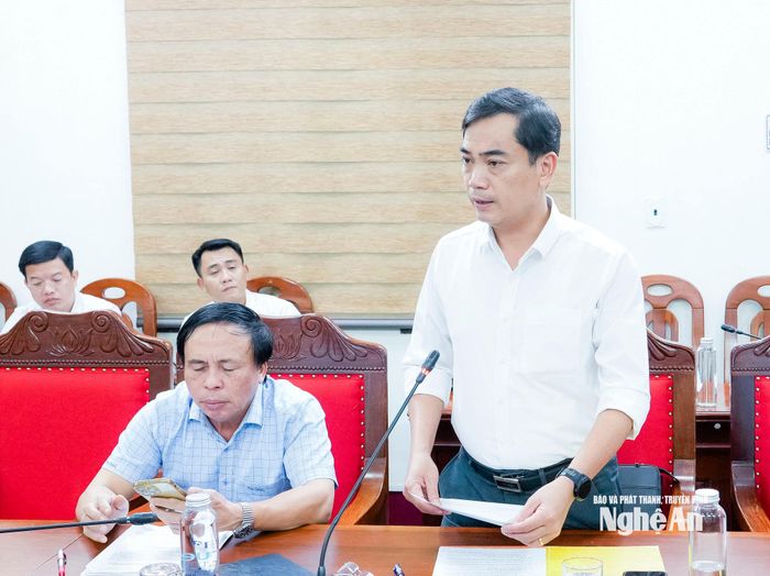 Giám đốc Sở Giáo dục và Đào tạo Nguyễn Văn Khoa báo cáo tại phiên họp. Ảnh: Phạm Bằng