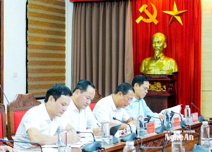Các đồng chí Thường trực Tỉnh ủy, lãnh đạo các sở, ngành dự phiên họp. Ảnh: Phạm Bằng
