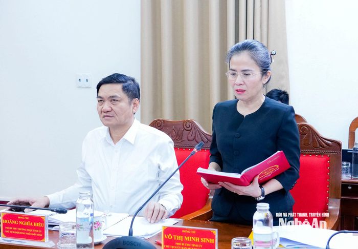 Phó Bí thư Tỉnh ủy, Chủ tịch Ủy ban MTTQ Việt Nam tỉnh Võ Thị Minh Sinh phát biểu tại phiên họp. Ảnh: Phạm Bằng