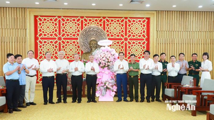 Tòa Giám mục Giáo phận Vinh đến thăm, tặng hoa chúc mừng tỉnh Nghệ An nhân kỷ niệm 81 năm Quốc khánh. Ảnh: Thành Duy