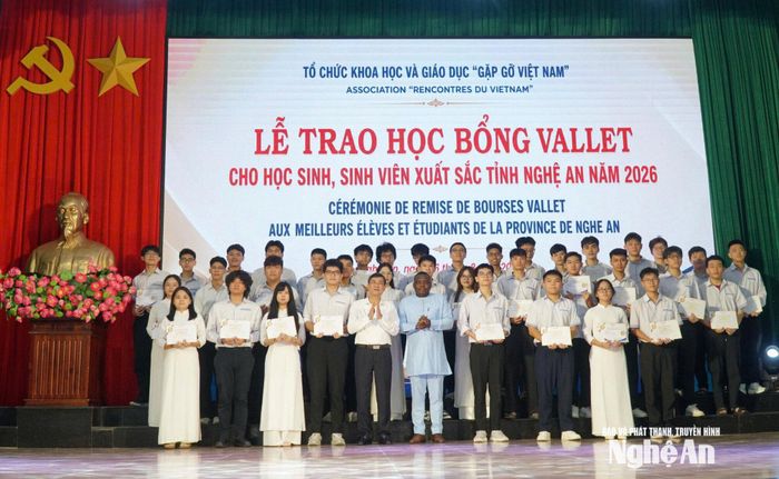 Đồng chí Thái Văn Thành – Ủy viên Ban Chấp hành Đảng bộ tỉnh, Phó Chủ tịch UBND tỉnh và ông Esperan Padonou - Phó Giám đốc Quỹ học bổng Vallet trao học bổng cho các em học sinh đến từ Trường THPT chuyên Phan Bội Châu và Trường THPT chuyên Đại học Vinh. Ảnh: Mỹ Hà