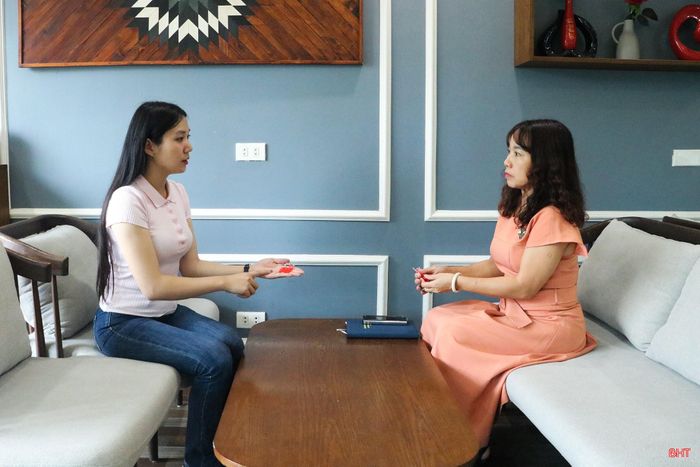 Bà Hồ Thị Thuỷ (người bên phải) trao đổi với phóng viên về mối nguy hiểm của loại thuốc được quảng cáo là diệt chuột bán trên thị trường.
