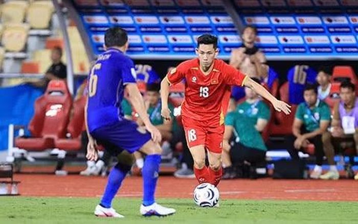 Hai Long nhiều khả năng có thể đá chính ở trận chung kết lượt về thay Xuân Son - Ảnh: Đức Cường
