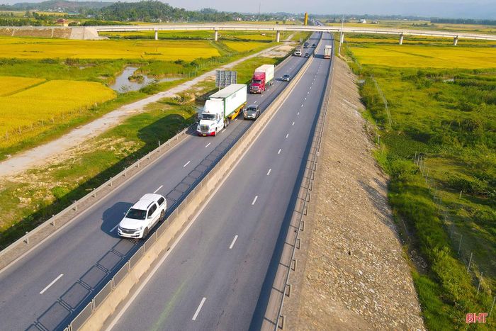 Tuyến cao tốc Bắc - Nam phía Đông đi qua địa bàn Hà Tĩnh có chiều dài 107,28km.