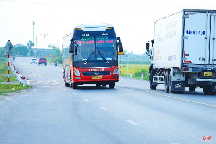Quốc lộ 1 là một trong những “trục xương sống” kết nối giao thương Bắc – Nam qua địa bàn Hà Tĩnh.