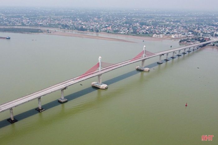 Cầu Cửa Hội, nối Nghệ An - Hà Tĩnh.